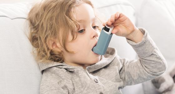 Kind mit Kortison-Inhalator